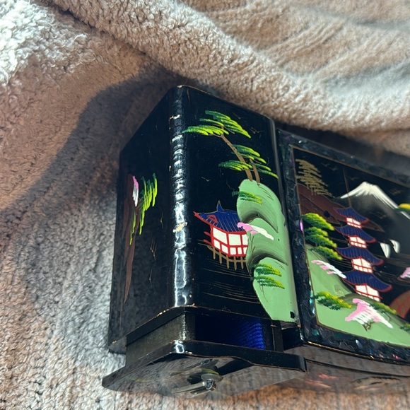 Very Old Hand Painted Asian Themed Jewelry Box -design on Black Lacquer-See pics - Picture 2 of 16